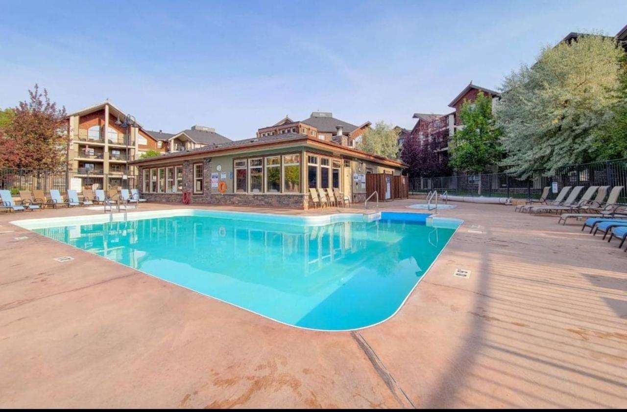 Mountain Getaway Condo - 5 Min Walk To The Beach! Invermere Kültér fotó