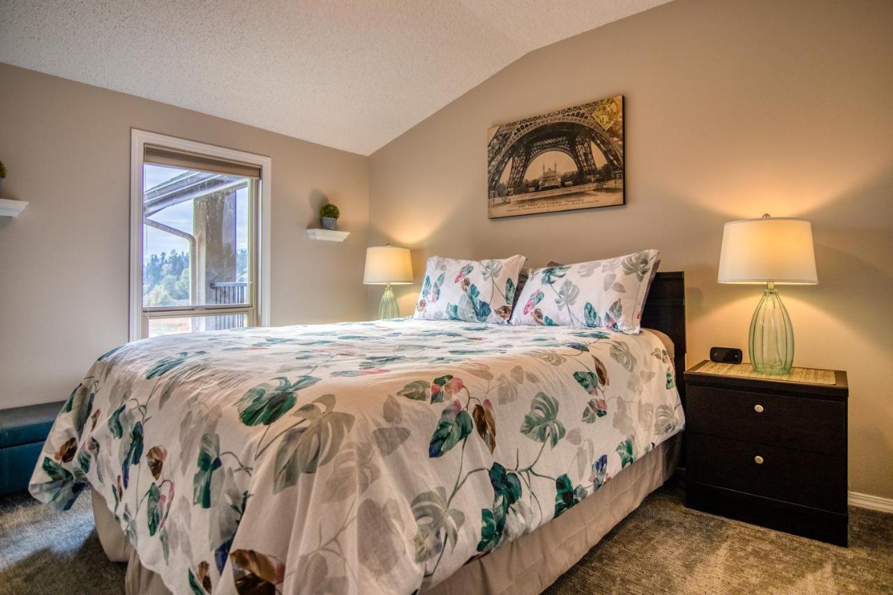 Mountain Getaway Condo - 5 Min Walk To The Beach! Invermere Kültér fotó